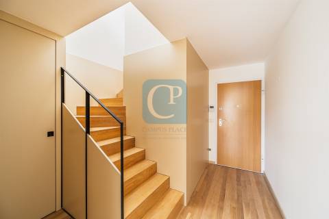 Apartamento T1Kit Duplex, com terraço, junto à Praça da República