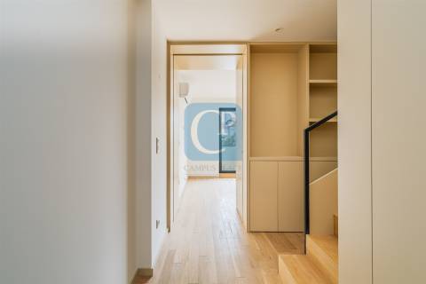 Apartamento T1Kit Duplex, com terraço, junto à Praça da República