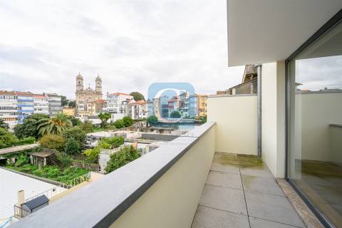 Apartamento T1Kit Duplex, com terraço, junto à Praça da República