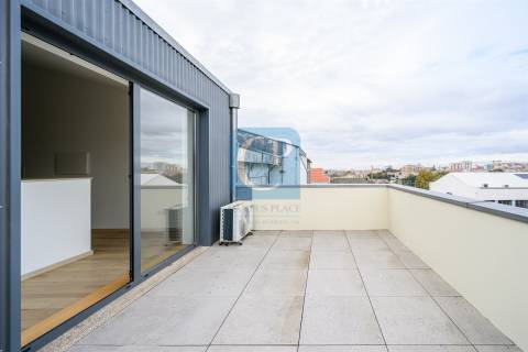 Apartamento T1Kit Duplex, com terraço, junto à Praça da República