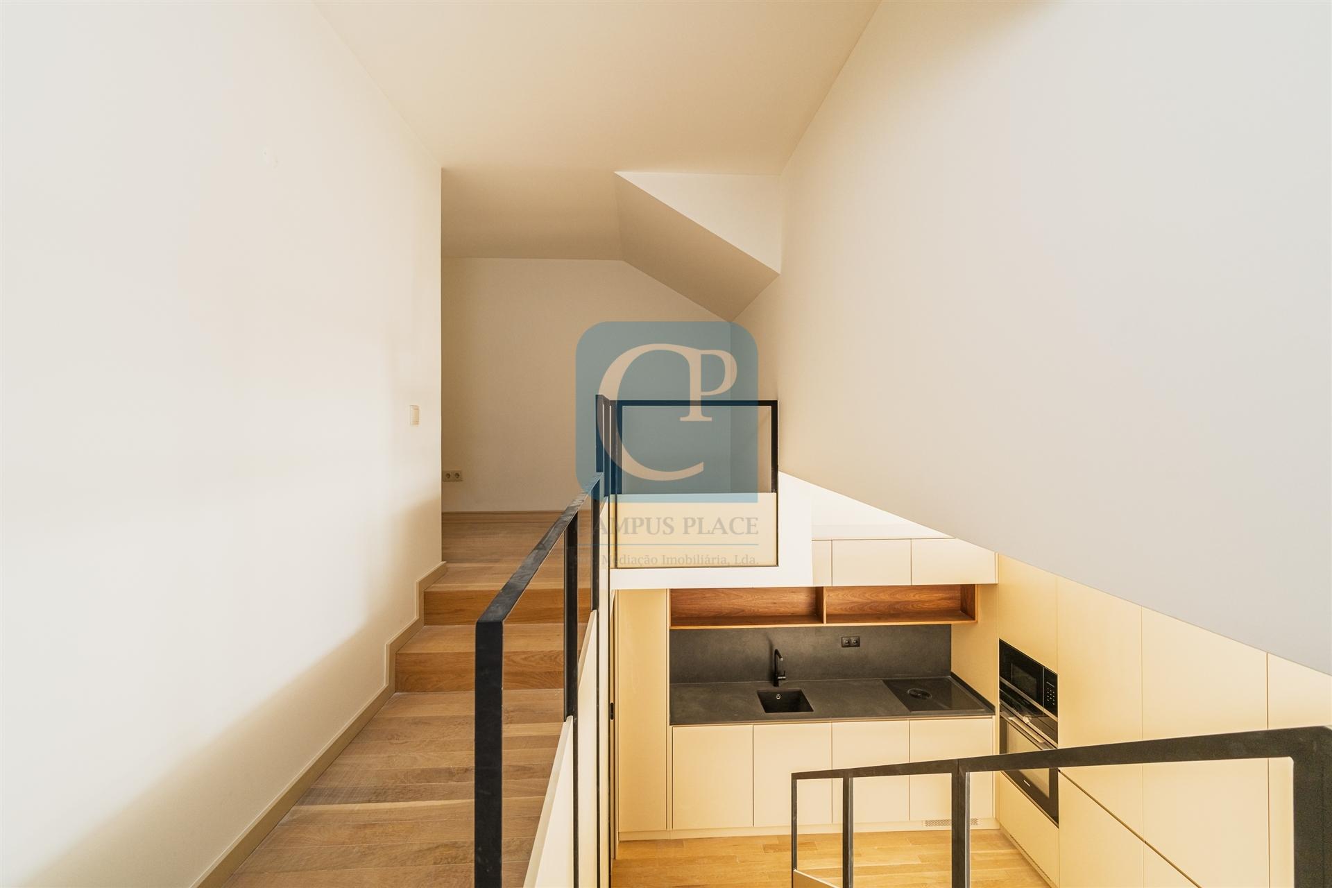 Apartamento T0+1 Duplex, junto à Praça da República, Porto