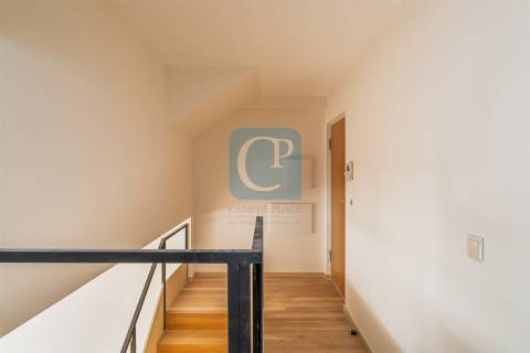 Apartamento T0+1 Duplex, junto à Praça da República, Porto