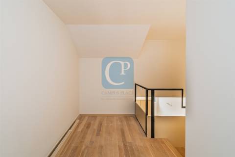 Apartamento T0+1 Duplex, junto à Praça da República, Porto