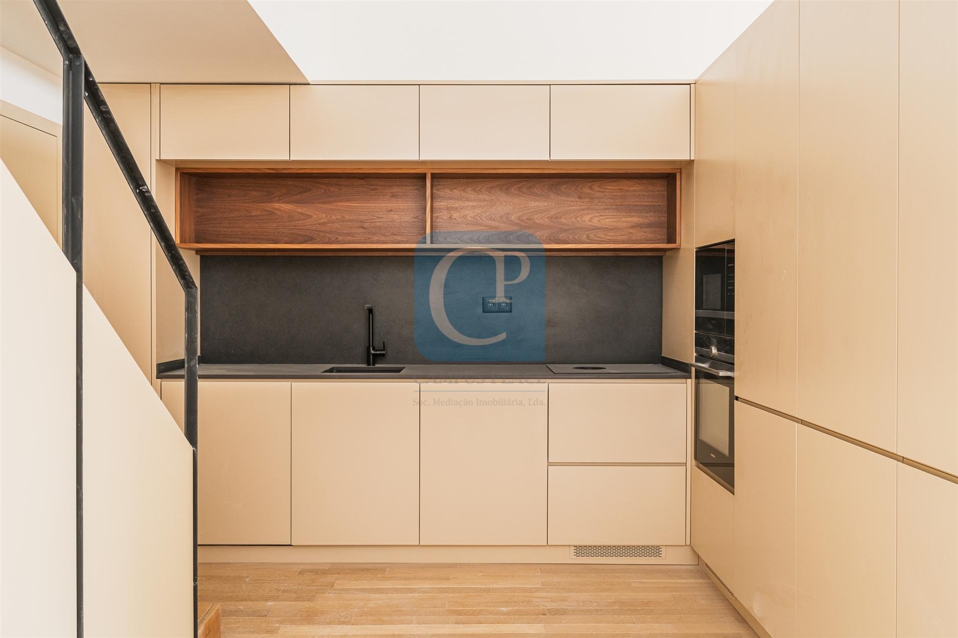 Apartamento T0+1 Duplex, junto à Praça da República, Porto