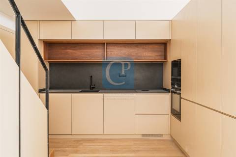 Apartamento T0+1 Duplex, junto à Praça da República, Porto