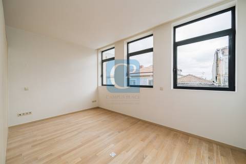 Apartamento T0+1 Duplex, junto à Praça da República, Porto