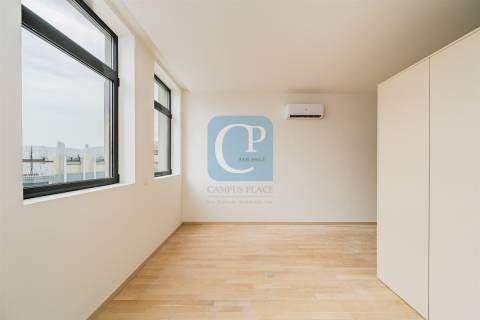 Apartamento T0+1 Duplex, junto à Praça da República, Porto