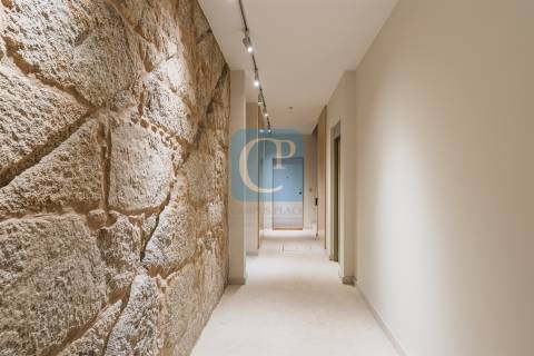 Apartamento T0+1 Duplex, junto à Praça da República, Porto