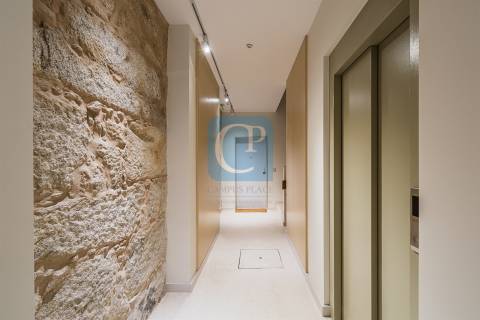 Apartamento T0+1 Duplex, junto à Praça da República, Porto