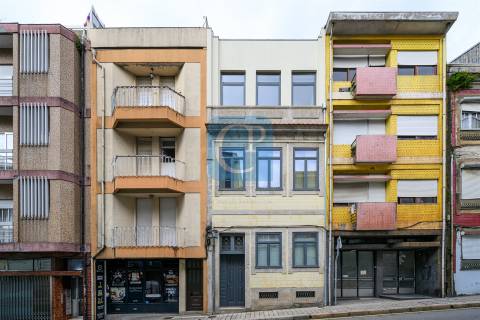 Apartamento T0+1 Duplex, junto à Praça da República, Porto