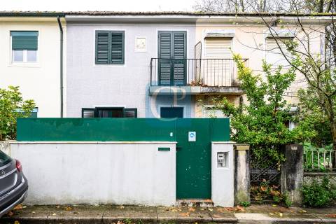 Moradia V2 à Estrada da Circunvalação, Ramalde, Porto