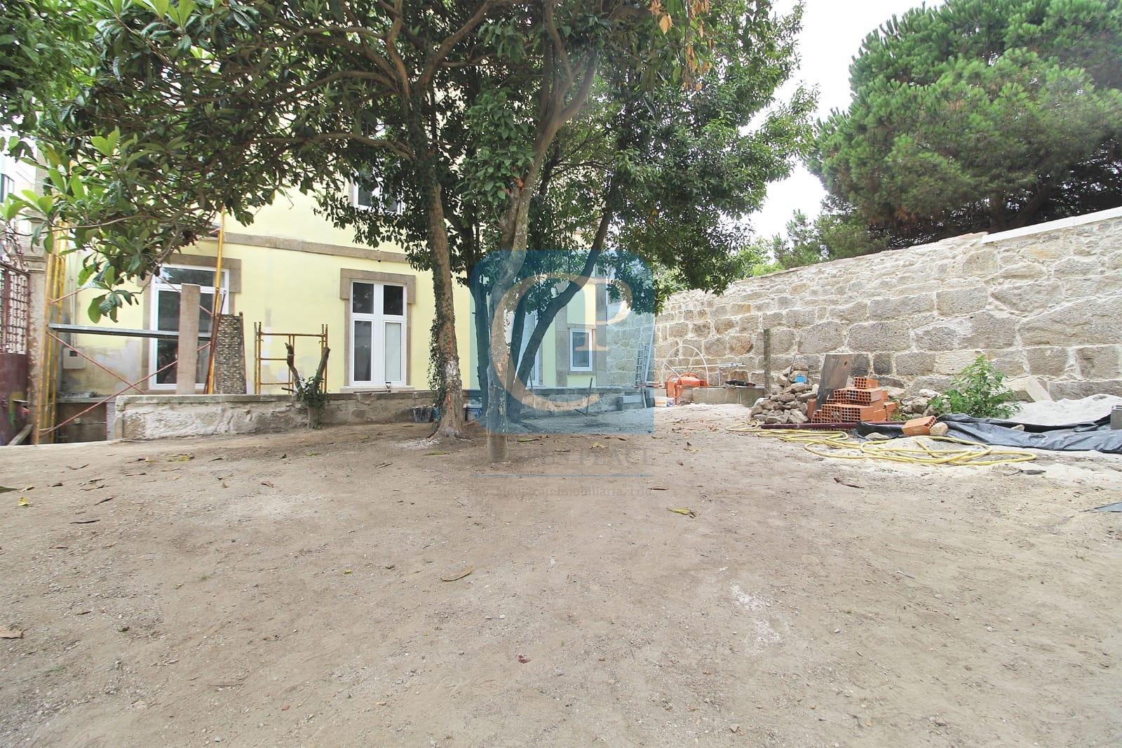 Moradia centenária no Centro de São Mamede Infesta