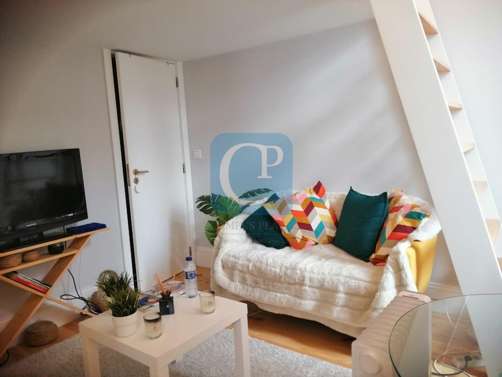 Moradia centenária no Centro de São Mamede Infesta