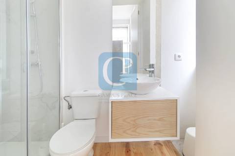 Moradia centenária no Centro de São Mamede Infesta