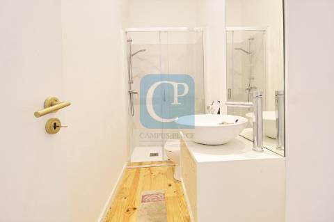 Moradia centenária no Centro de São Mamede Infesta