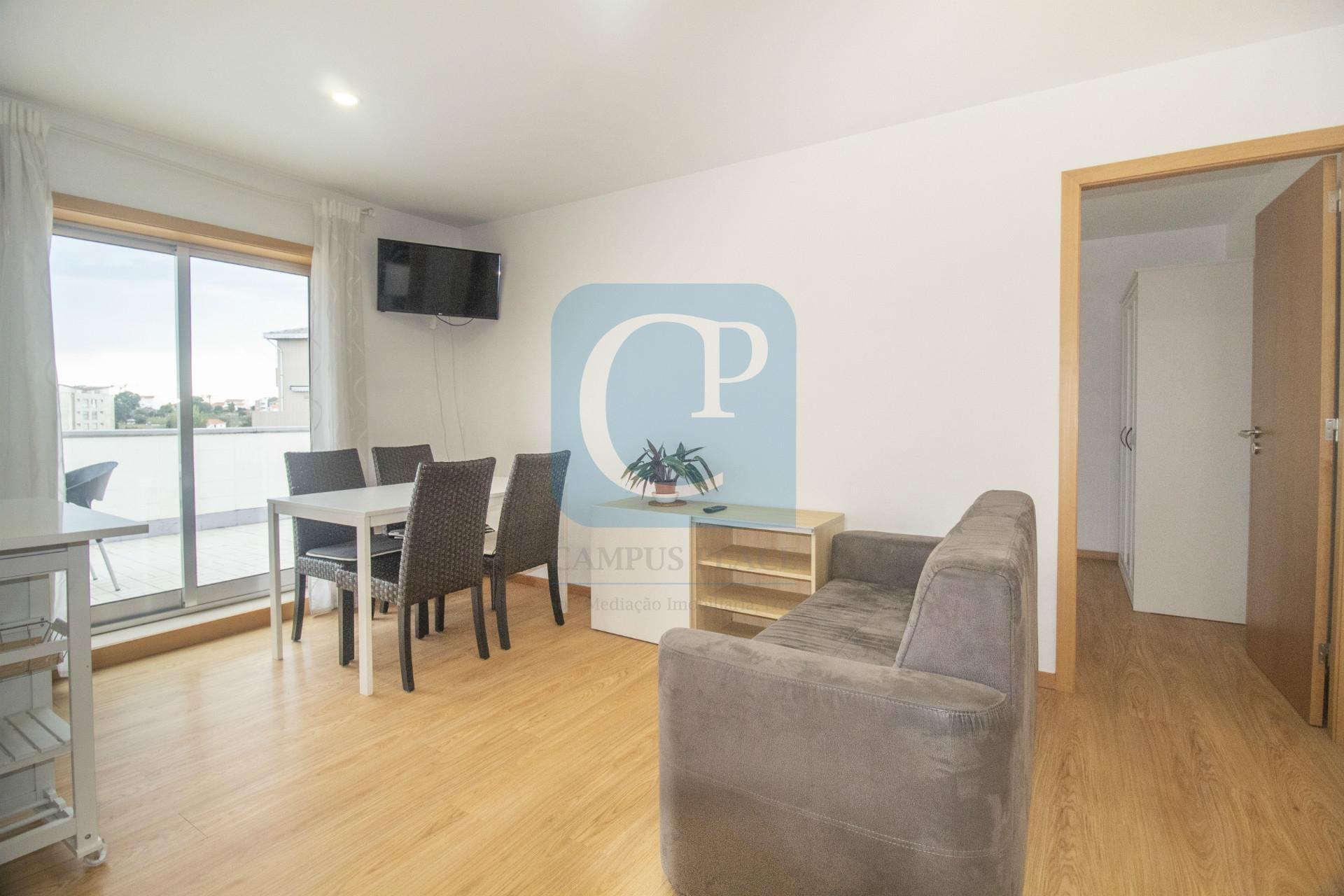 Apartamento T3 renovado com terraço, ao ISCAP e 900mts H.S.João