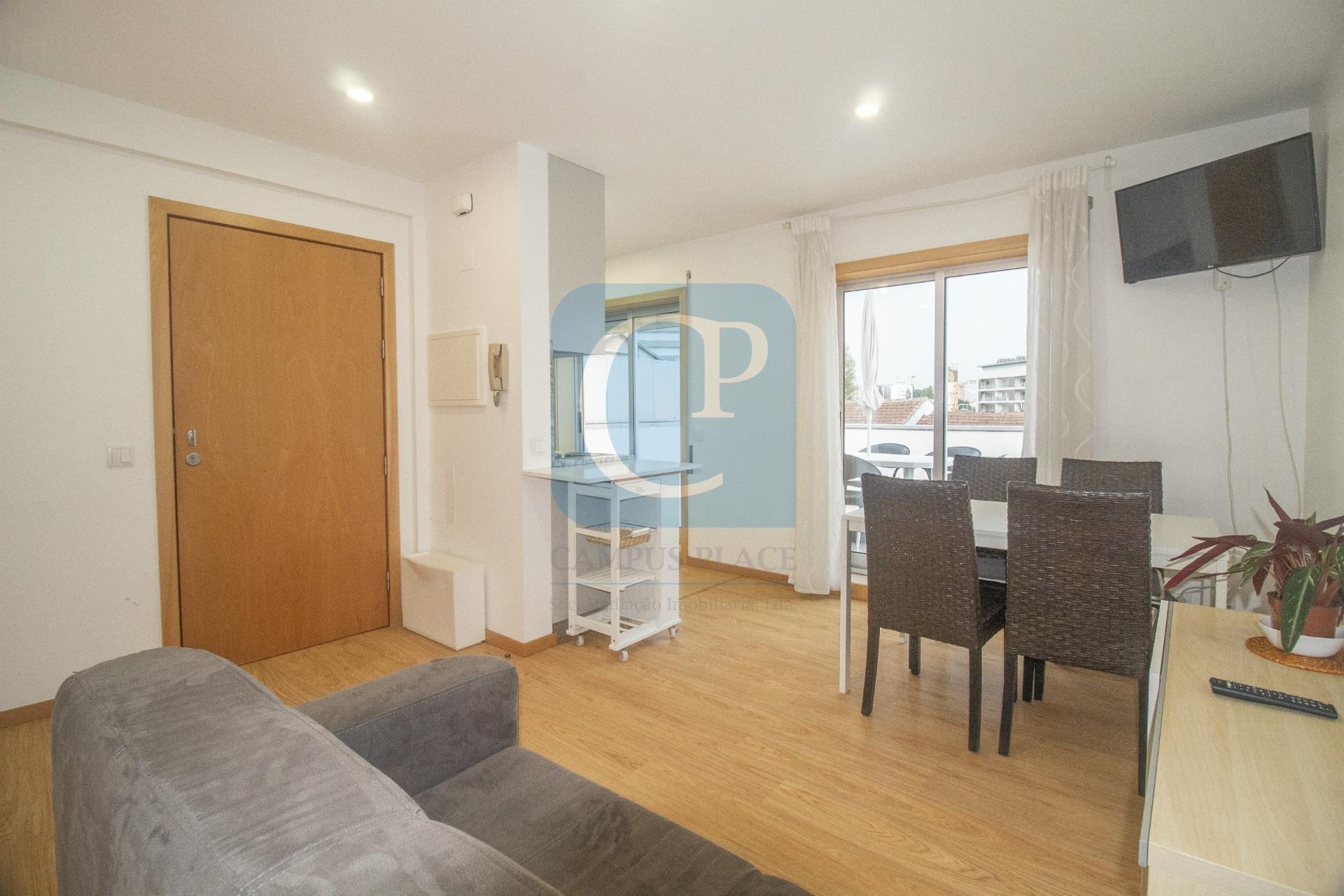 Apartamento T3 renovado com terraço, ao ISCAP e 900mts H.S.João