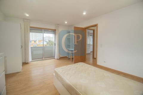 Apartamento T3 renovado com terraço, ao ISCAP e 900mts H.S.João