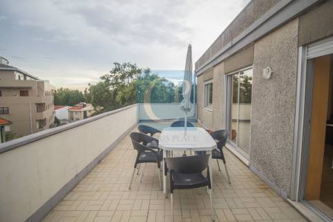 Apartamento T3 renovado com terraço, ao ISCAP e 900mts H.S.João