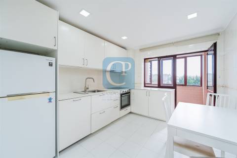 Apartamento T2 equipado na zona da Vilarinha, Aldoar, Porto