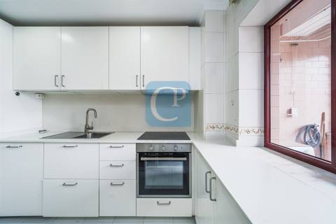 Apartamento T2 equipado na zona da Vilarinha, Aldoar, Porto