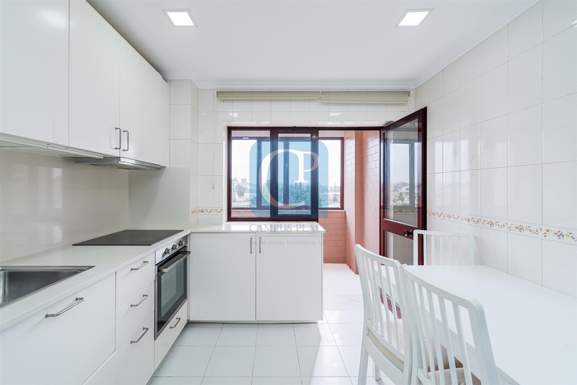 Apartamento T2 equipado na zona da Vilarinha, Aldoar, Porto