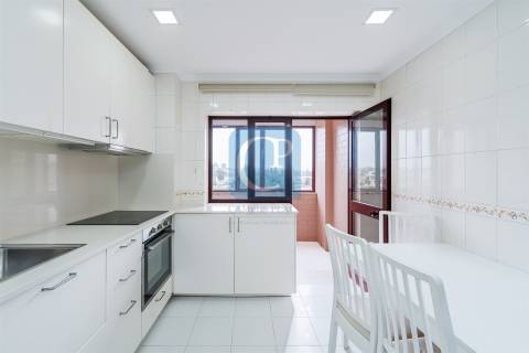 Apartamento T2 equipado na zona da Vilarinha, Aldoar, Porto