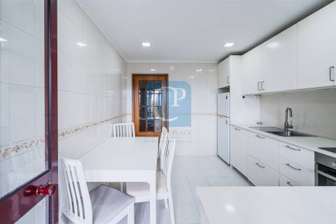 Apartamento T2 equipado na zona da Vilarinha, Aldoar, Porto