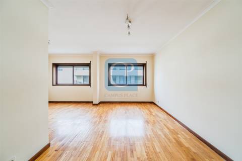 Apartamento T2 equipado na zona da Vilarinha, Aldoar, Porto