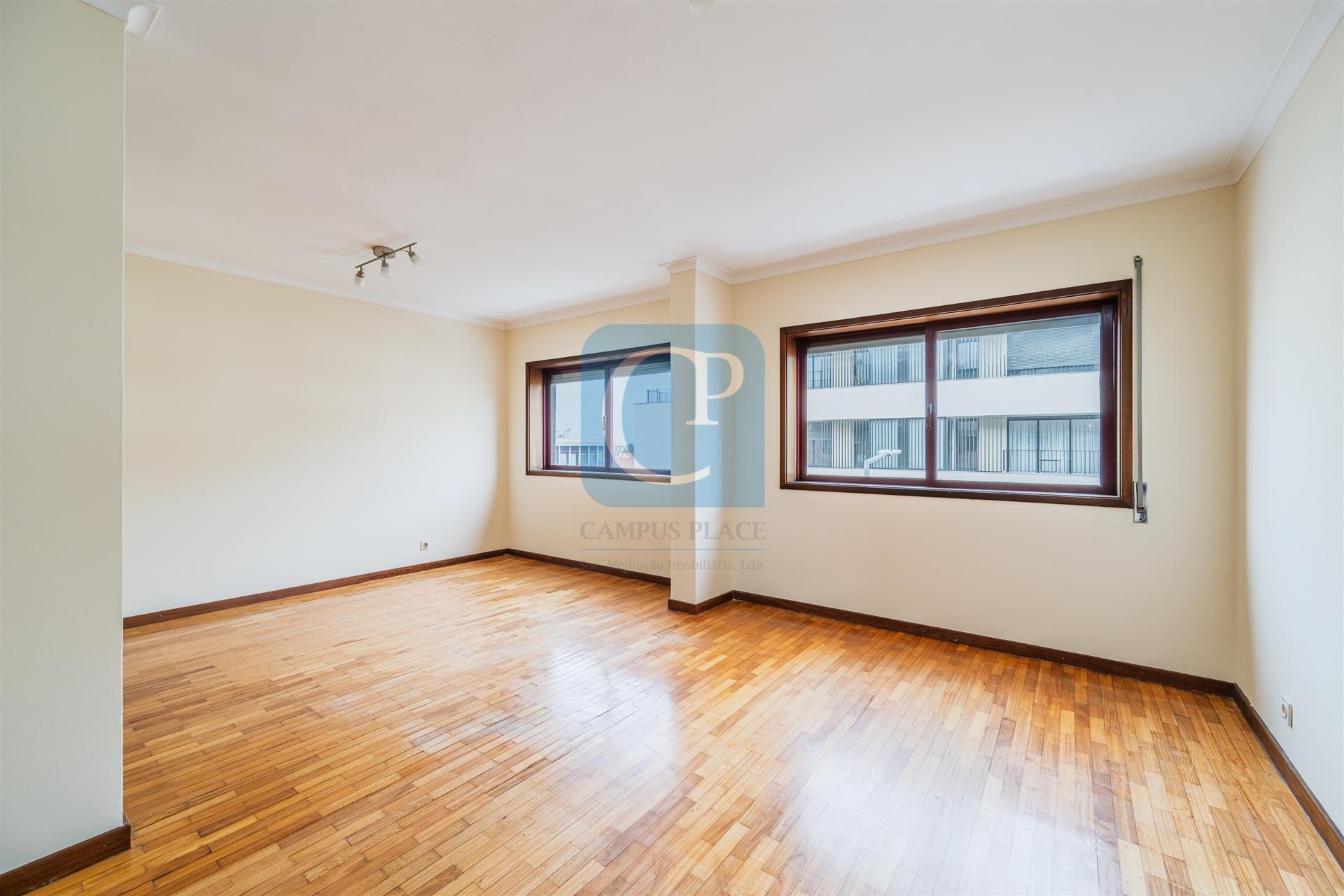 Apartamento T2 equipado na zona da Vilarinha, Aldoar, Porto