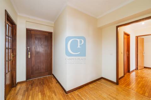 Apartamento T2 equipado na zona da Vilarinha, Aldoar, Porto