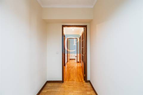 Apartamento T2 equipado na zona da Vilarinha, Aldoar, Porto