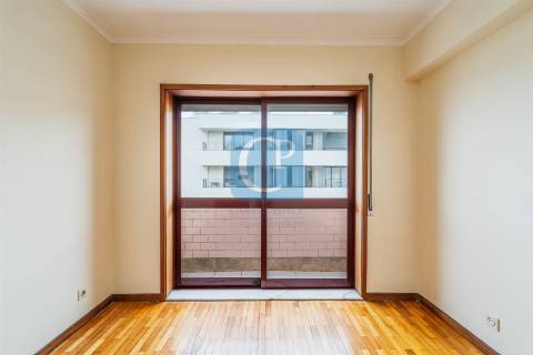 Apartamento T2 equipado na zona da Vilarinha, Aldoar, Porto