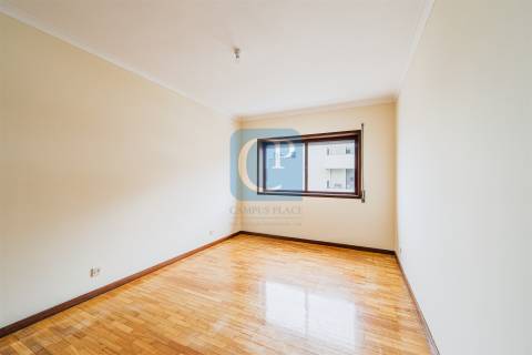 Apartamento T2 equipado na zona da Vilarinha, Aldoar, Porto