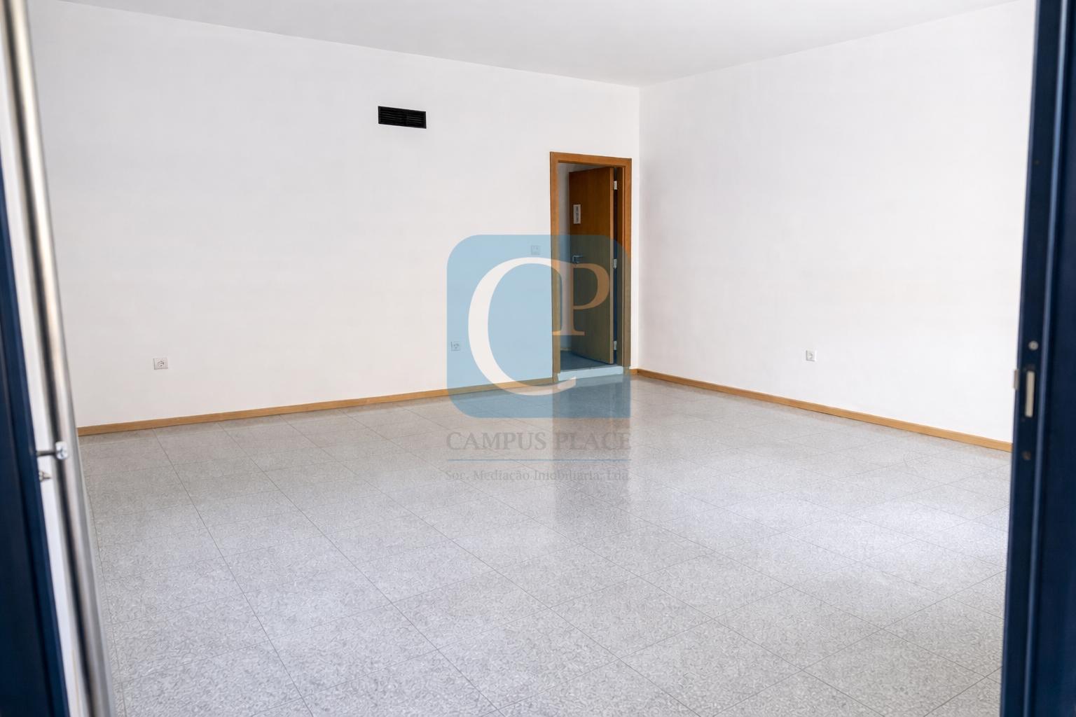 Loja comercial na Prelada, Ramalde, Porto