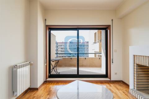 Apartamento T3 semi-equipado na Foz do Douro