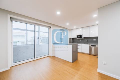 Apartamento T2 renovado e equipado à Avenida Fernão Magalhães