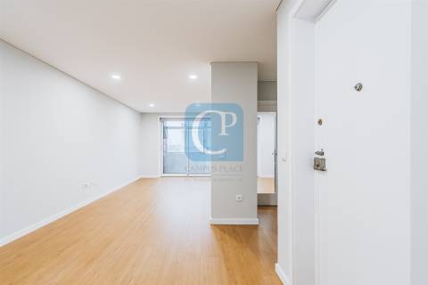 Apartamento T2 renovado e equipado à Avenida Fernão Magalhães