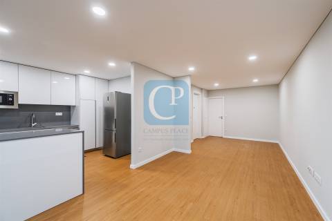 Apartamento T2 renovado e equipado à Avenida Fernão Magalhães