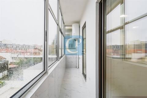 Apartamento T2 renovado e equipado à Avenida Fernão Magalhães