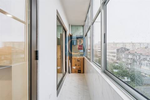 Apartamento T2 renovado e equipado à Avenida Fernão Magalhães