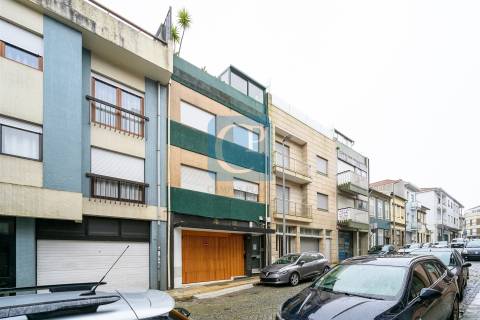 Apartamento T2 renovado e equipado à Avenida Fernão Magalhães