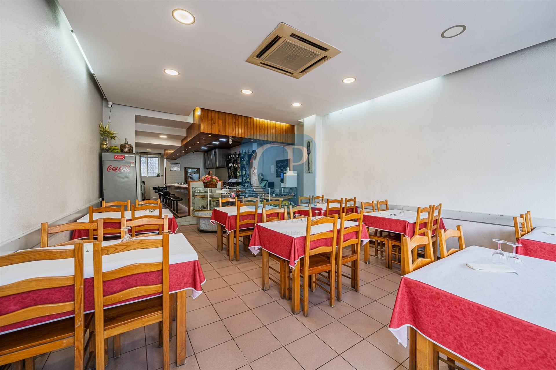 Restaurante completamente equipado junto ao estádio do Dragão