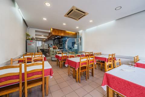 Restaurante completamente equipado junto ao estádio do Dragão