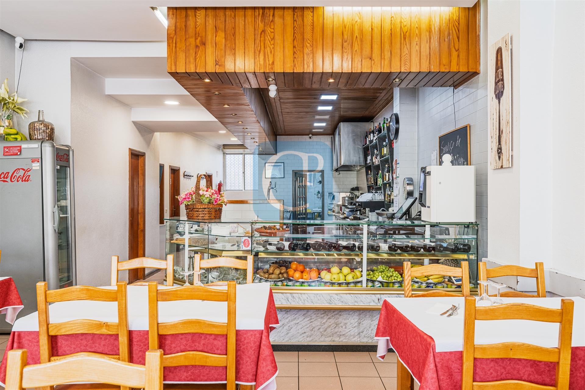 Restaurante completamente equipado junto ao estádio do Dragão