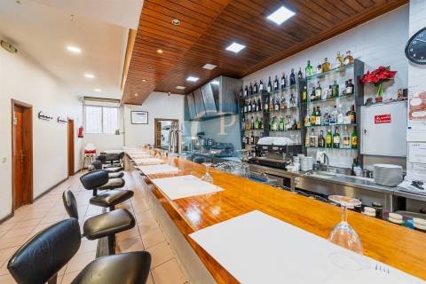 Restaurante completamente equipado junto ao estádio do Dragão