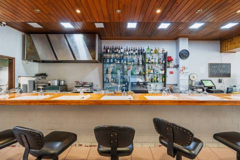 Restaurante completamente equipado junto ao estádio do Dragão