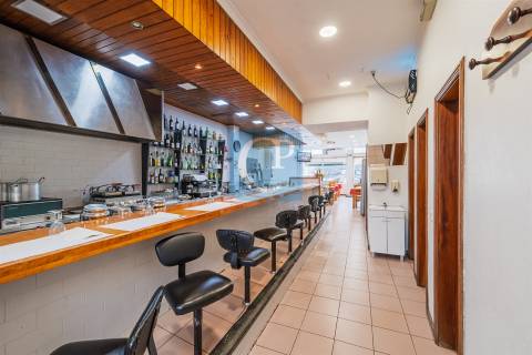 Restaurante completamente equipado junto ao estádio do Dragão