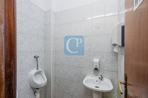 Restaurante completamente equipado junto ao estádio do Dragão