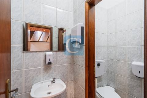 Restaurante completamente equipado junto ao estádio do Dragão